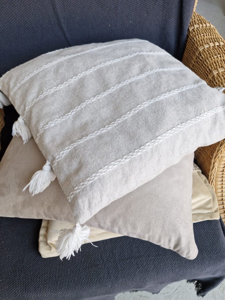 Spilvens bēšs, ar bārkstīm